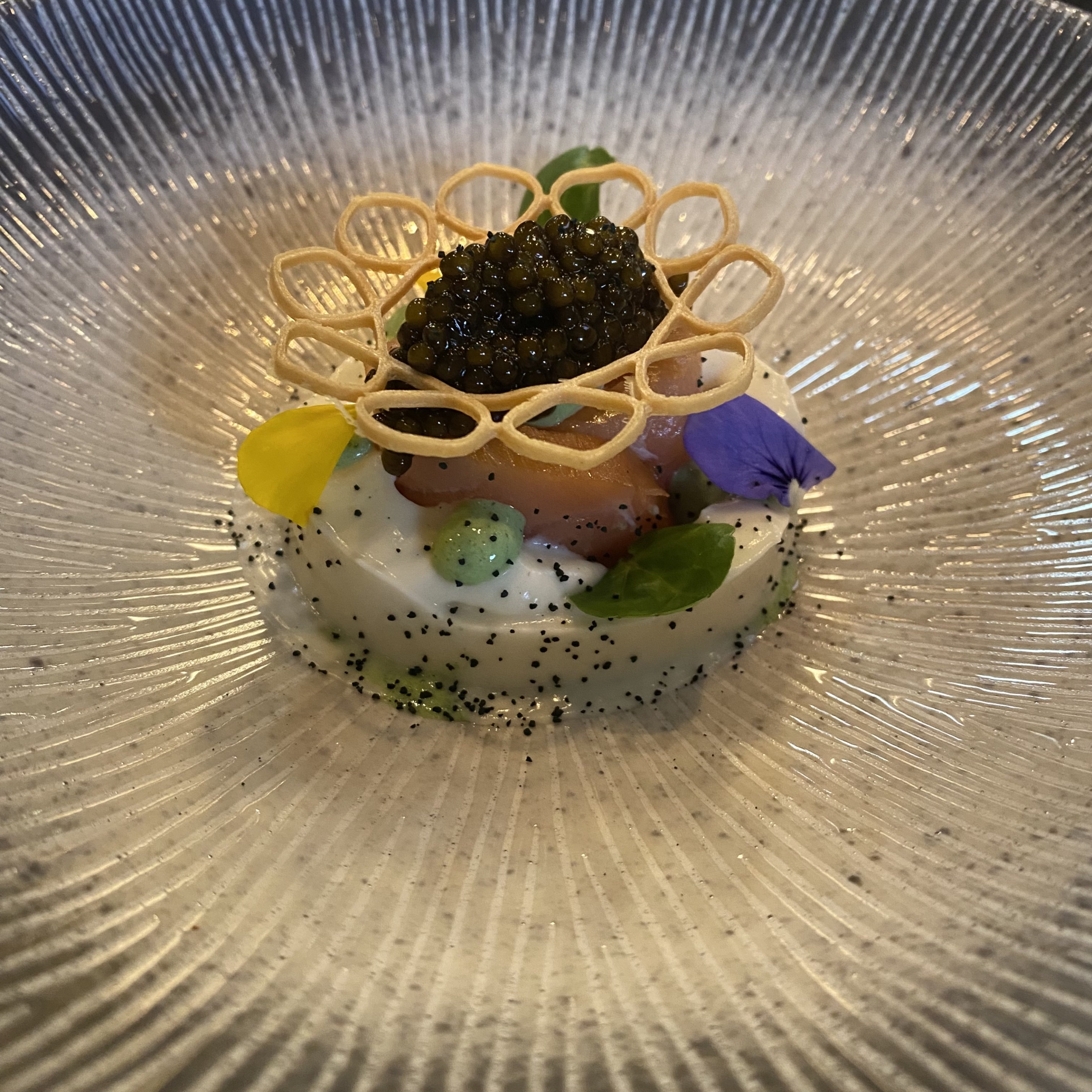 Coeur de saumon grison sur purée de chou-fleur à la spiruline de Lonay, caviar Krystal de Kaviari